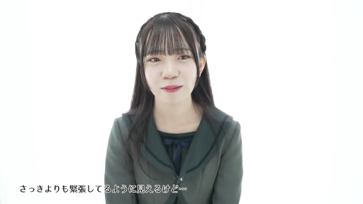 制服 · 近景 · 白色背景 · 访谈 · 正面 · 日文字幕 · 羞涩微笑