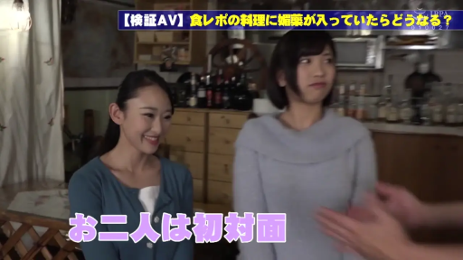 室内 · 交谈 · 站姿 · 微笑 · 剧情 · 休闲服 · 柜子 · 半身照