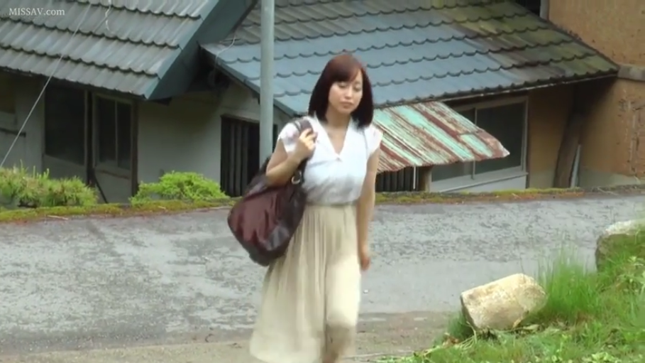 平静 · 乡村道路 · 单肩包 · 米色长裙 · 中景镜头