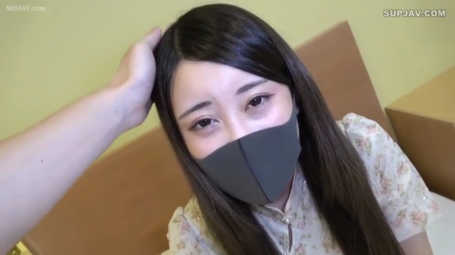 卧室 · 面部特写 · POV视角 · 碎花上衣 · 黑色口罩 · 眼神迷离