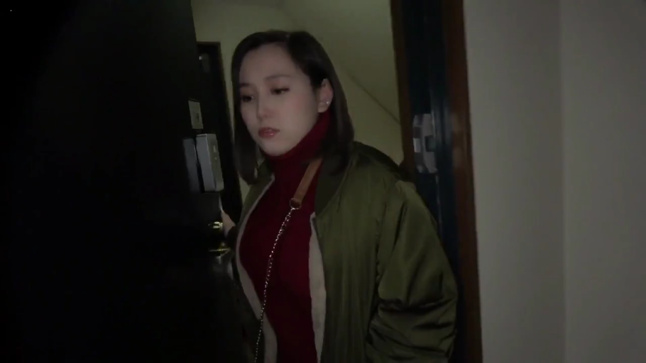 脸部特写 · 无表情 · 室内玄关 · 链条包 · 灯光较暗 · 军绿色飞行员夹克