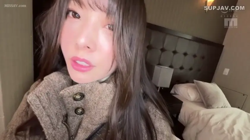 脸部特写 · 床 · 酒店房间 · 注视镜头 · 长发 · 正面站立 · 棕色大衣 · 嘴唇微启