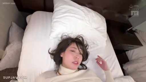 卧室 · 迷离 · 枕头 · 面部特写 · 高领毛衣 · 注视镜头 · 长发 · 平躺