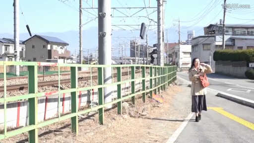 平静 · 铁路旁 · 浅色风衣 · 晴天 · 红色单肩包