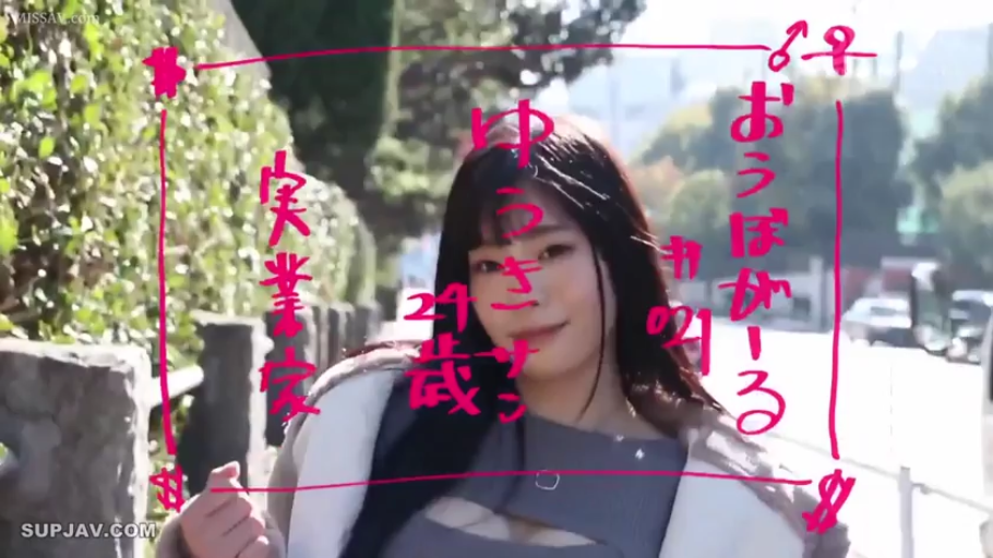温柔 · 胸部轮廓特写 · 街道 · 灰色露胸上衣 · 画面带有粉色手写日文字幕