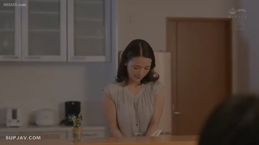 低眉 · 厨房 · 浅色短袖上衣 · 人物半身特写
