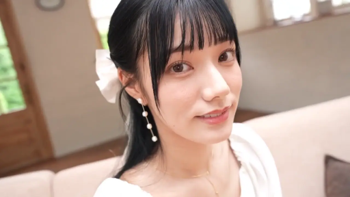 客厅 · 脸部特写 · 温柔 · 白色上衣 · 白色发饰