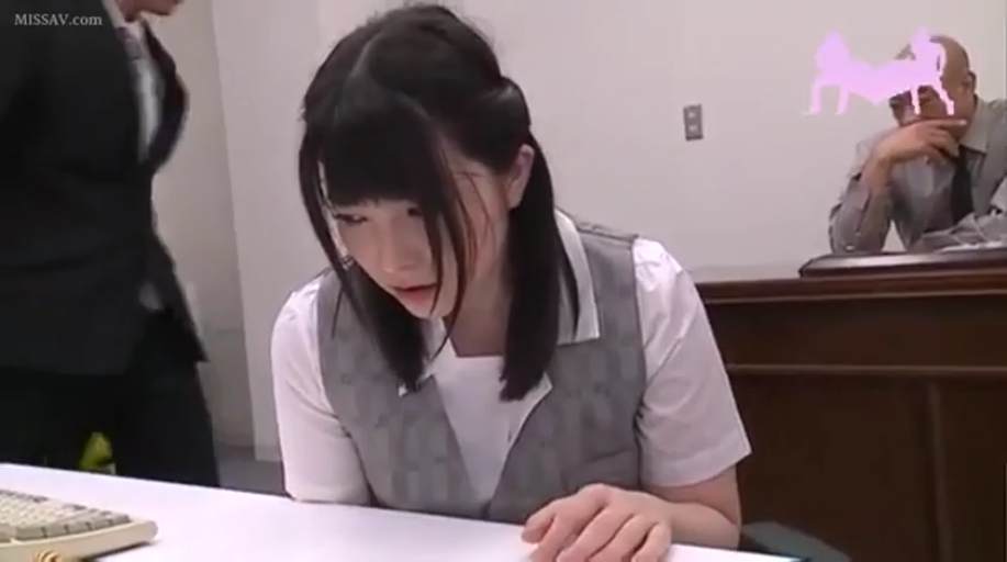 坐姿 · 脸部特写 · 办公室 · 职业装