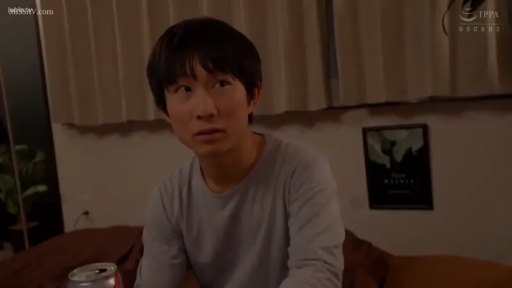 卧室 · 略显惊讶 · 易拉罐 · 人物面部特写 · 长袖灰色T恤