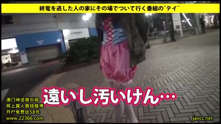 视频字幕 · 粉色系带蓬蓬裙 · 人物腰部以下 · 街头