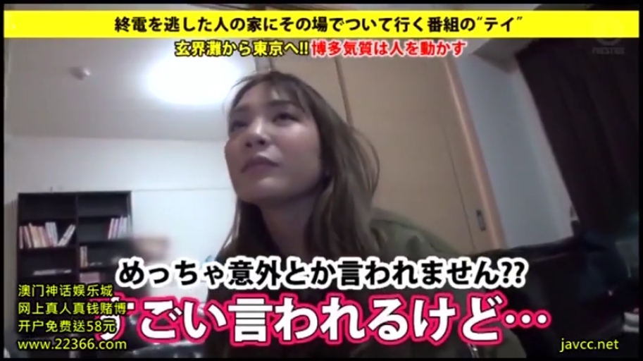 室内 · 交谈中 · 面部特写 · 深色外套 · 画面带有日语字幕和水印