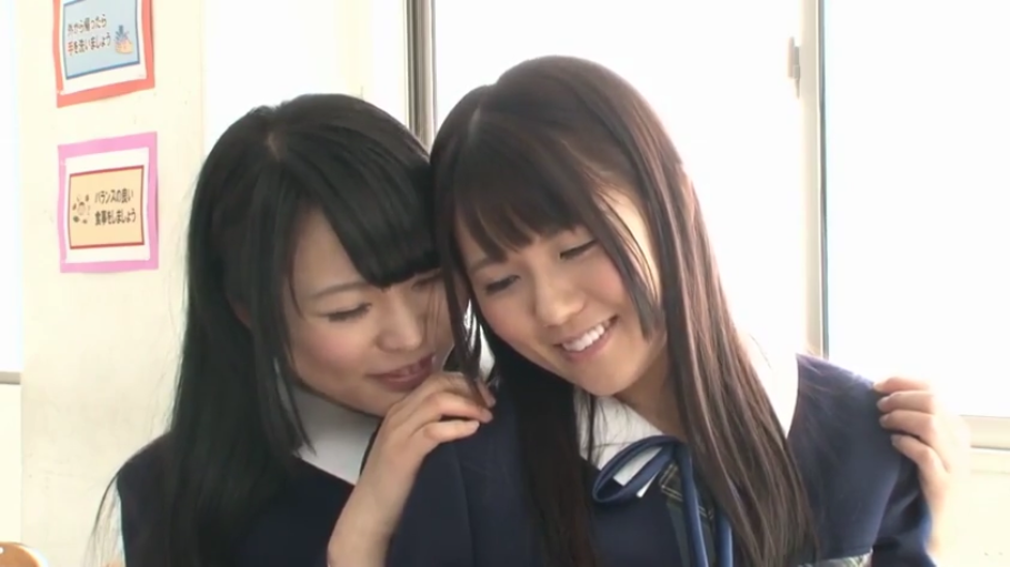 校服 · 教室 · 面部特写 · 百合 · 依偎 · 甜美笑容 · 窃窃私语