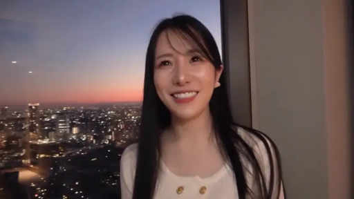 站姿 · 面对镜头 · 半身特写 · 甜美微笑 · 白色针织上衣 · 城市夜景背景 · 高层酒店窗边
