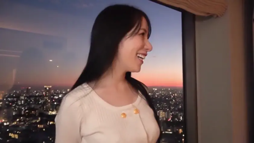 微笑 · 窗边 · 面部侧影 · 白色针织开衫