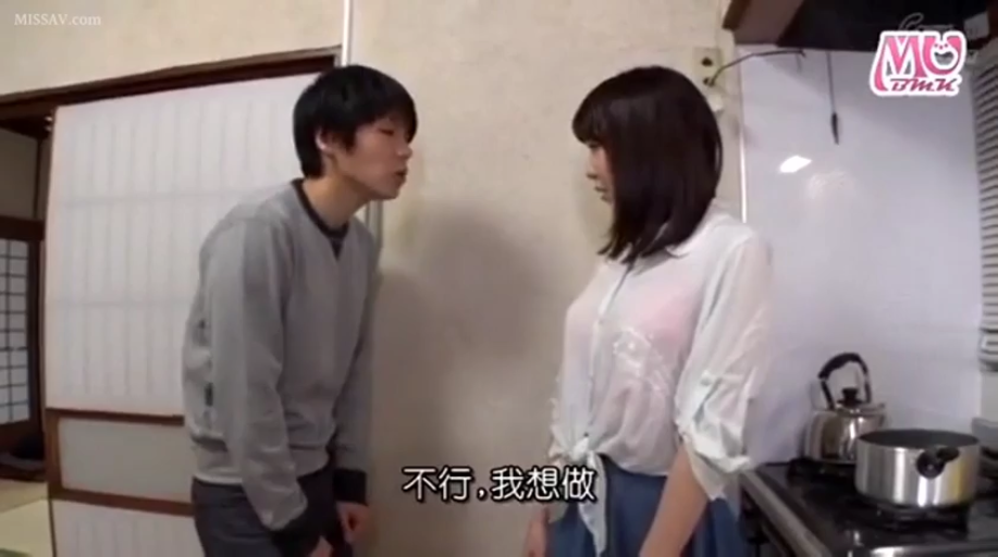 严肃 · 中景 · 中文字幕 · 面对面站立 · 室内厨房 · 厨具 · 白色透视衬衫 · 沟通请求