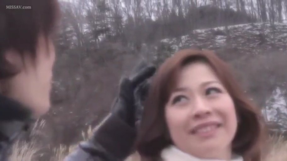 温柔 · 雪地 · 头部特写 · 冬装 · 皮手套 · 冬天