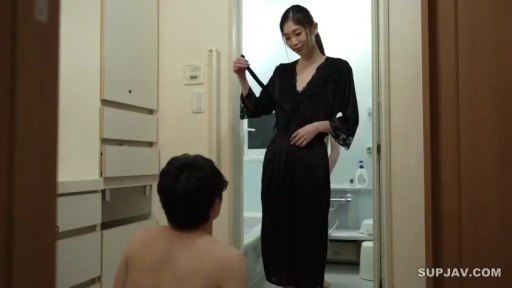 全身 · 浴室 · 站姿 · 微笑 · 脱衣 · 日本AV · 黑色丝绸睡袍