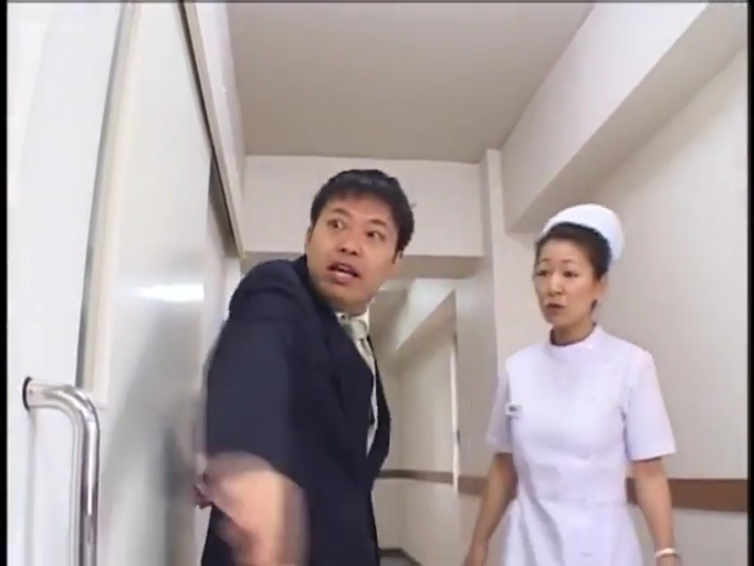 深色西装领带 · 疑惑 · 医院走廊 · 护士面部