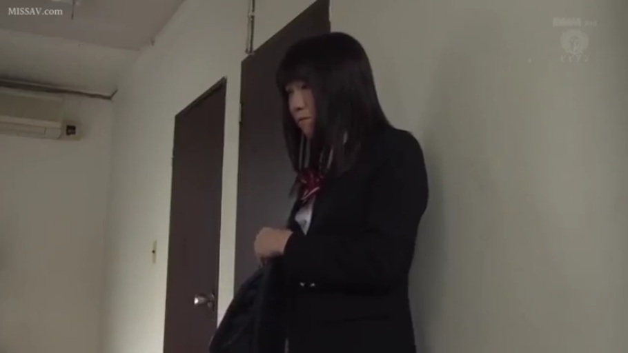 走廊 · 紧张 · 黑色西装外套 · 头部特写 · 制服包