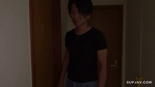 严肃 · 站立 · 站立 · 走廊 · 黑色T恤 · 门 · 男性独角