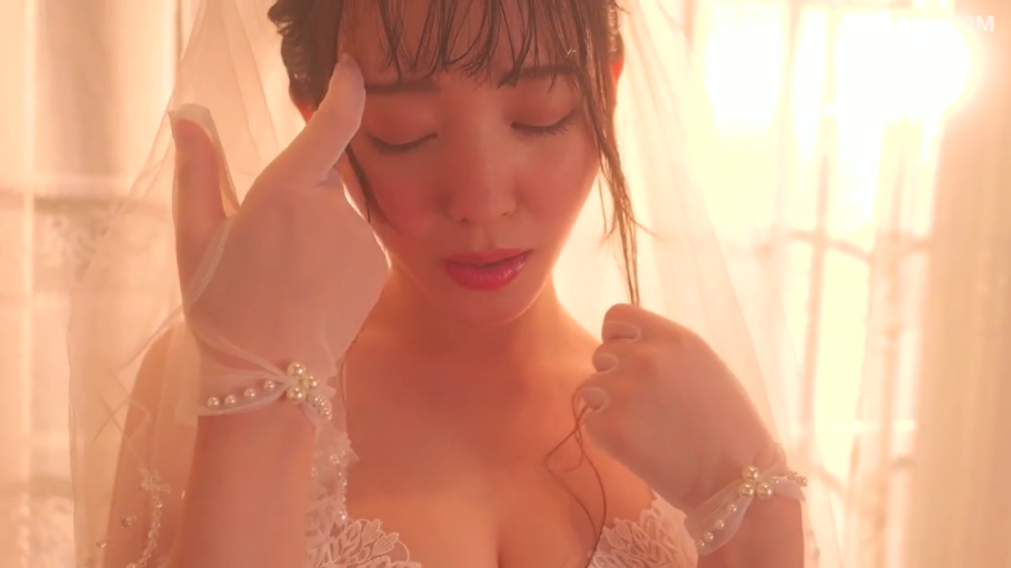 婚房 · 胸部特写 · 眼神失焦 · 珍珠蕾丝手套 · 暖色调灯光 · 白色头纱