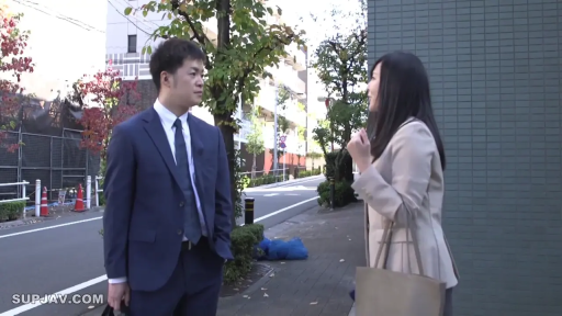 交谈中 · 手提包 · 路边 · 浅色职业套装 · 人物侧面中景 · 背景有街道和绿化