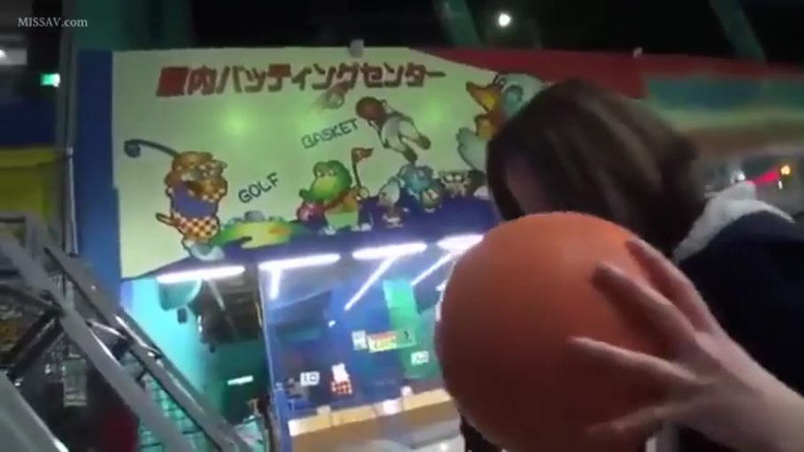 篮球 · 深色外套 · 看不清脸 · 头部及手部特写 · 室内游乐场 · 背景有游乐设施招牌