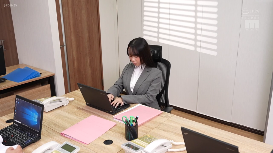 专注 · 办公室 · 灰色西装外套 · 头部特写 · 笔筒