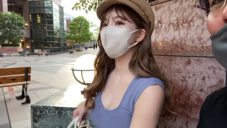 微笑 · POV视角 · 帽子 · 户外广场 · 女性面部半侧面特写 · 蓝色低胸吊带背心