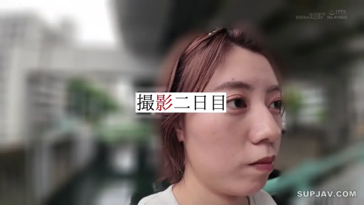 脸部特写 · 户外 · T恤