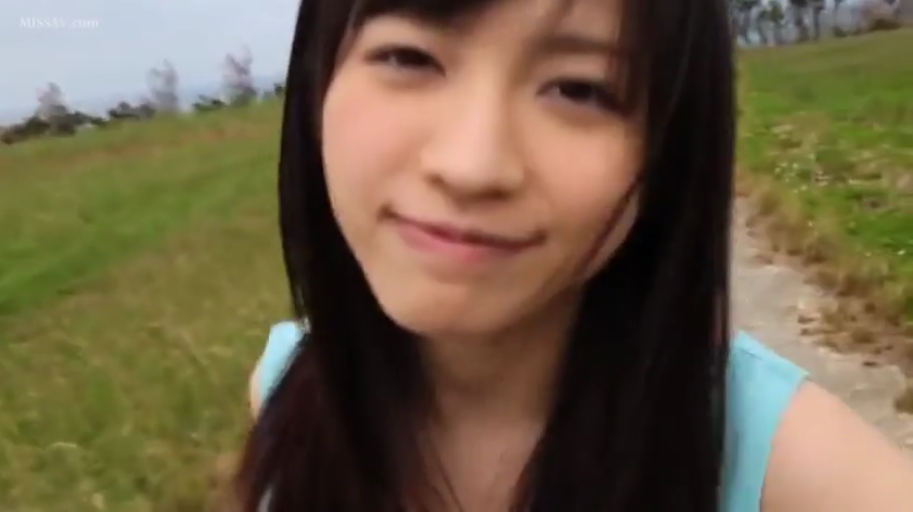 脸部特写 · 站立 · 微笑 · 对视 · 长发 · 蓝色背心 · 户外草地