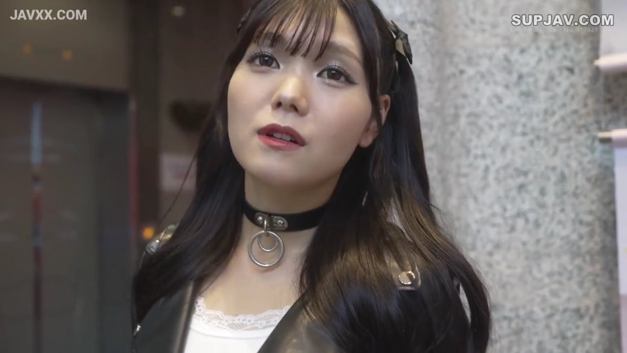 室内 · 微张嘴唇 · 颈部特写 · 项圈 · 金属圆环项圈