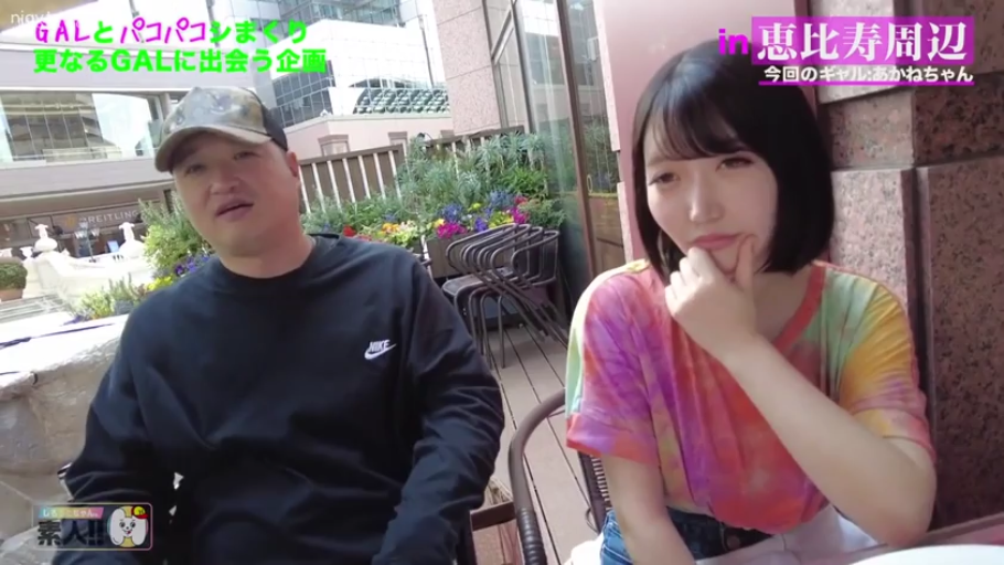 思考 · 城市户外 · 麦克风 · 女生面部特写 · 综艺节目字幕 · 男生穿黑色长袖运动衫