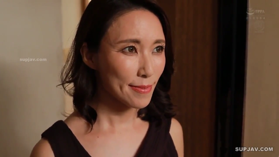 室内 · 脸部特写 · 站立 · 微笑 · 注视 · 熟女 · 黑色无袖裙