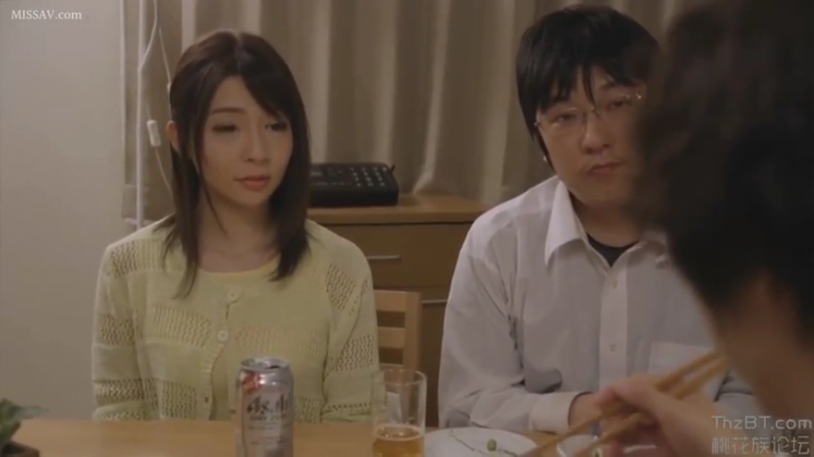 室内 · 坐姿 · 中景 · 剧情 · 针织衫 · 平淡 · 用餐 · 啤酒