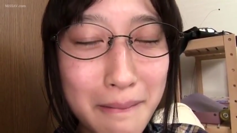 室内 · 眼镜 · 脸部特写 · 闭眼微笑 · 格纹上衣