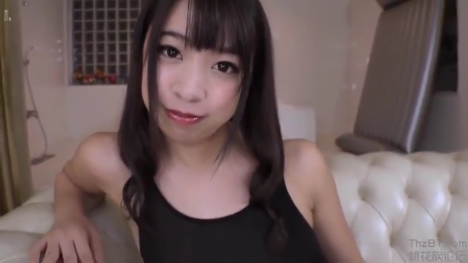 室内 · 坐姿 · 微笑 · 面部特写 · 凝视镜头 · 齐刘海 · 黑色死库水