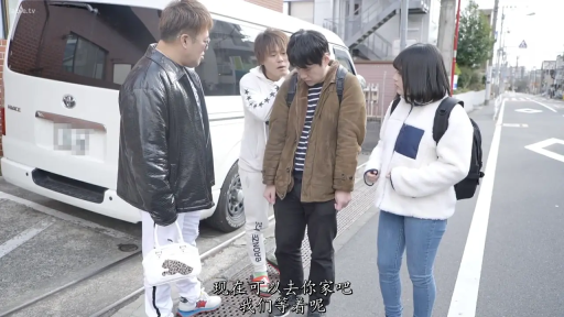 全身 · 站立 · 休闲装 · 剧情 · 街道 · 局促 · 对峙 · 面包车