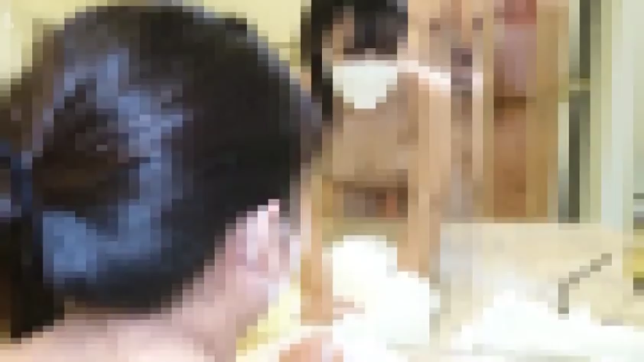 全裸 · 浴室 · 站立 · 背影 · 镜子 · 戴口罩 · 镜中倒影 · 观察镜子