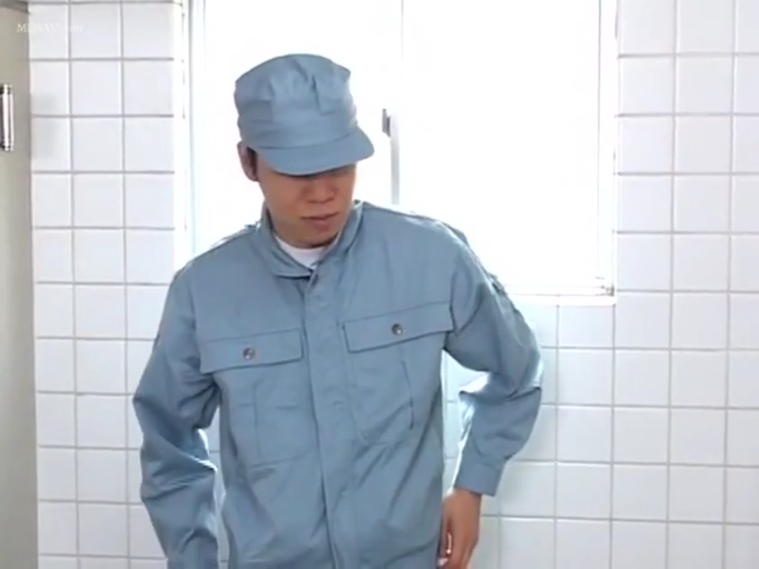 浴室 · 面无表情 · 蓝色工装长袖外套 · 男性面部特写