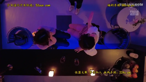 深色裤子 · 果盘 · 酒吧 · 交谈中 · 蓝紫色灯光 · 上方俯拍全景