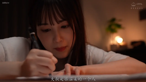 室内 · 专注 · 脸部特写 · 中文字幕 · 白色T恤 · 笔 · 写字 · 趴在桌子上