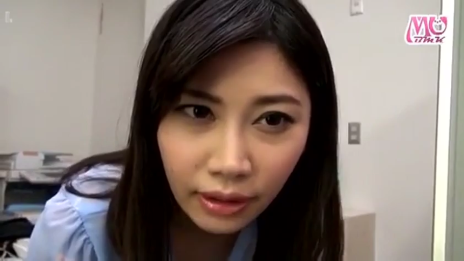 含情脉脉 · 眼神特写 · 浅蓝色衬衫 · 办公区 · 光线明亮