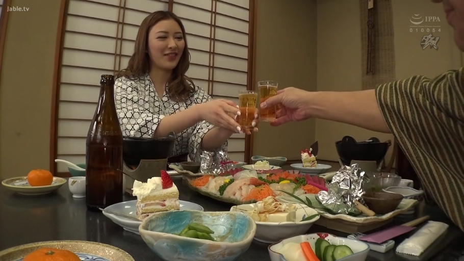 微笑 · 浴衣 · 日式客房 · 浴衣 · 两人碰杯的手部特写 · 酒菜丰盛