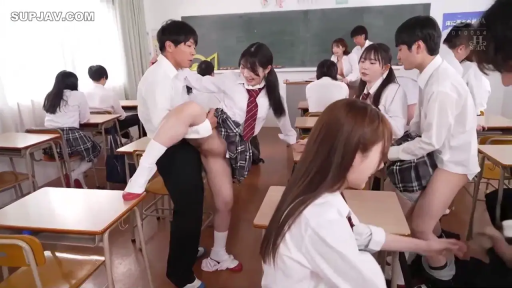教室 · 日式校服 · 站立后入 · 群体聚会 · 女生被抬起的一条腿 · 女生兴奋大叫