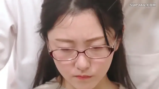 室内 · 坐姿 · 严肃 · 眼镜 · 面部特写 · 注视 · 白衣 · 亚洲