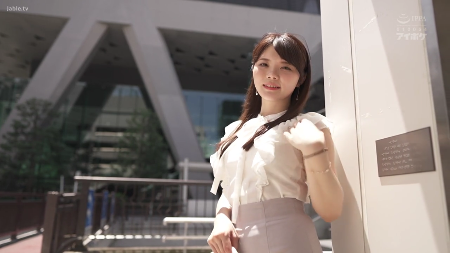 微笑 · 半身 · 注视镜头 · 长发 · 站立靠墙 · 白色荷叶边上衣 · 室外建筑