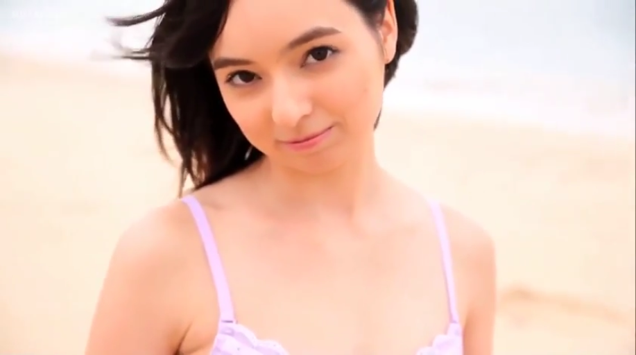 柔和 · 面部特写 · 海滩 · 淡紫色吊带内衣