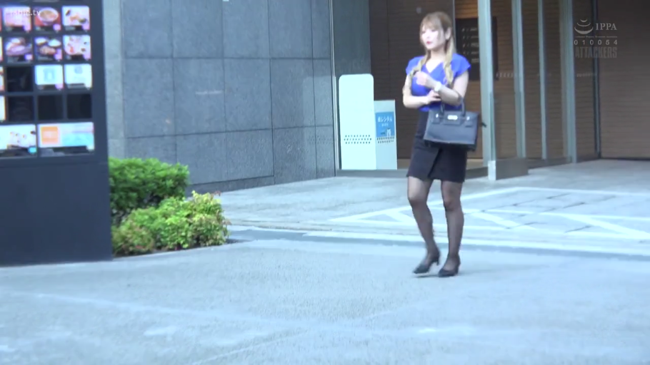 全身 · 职业装 · 街道 · 行走