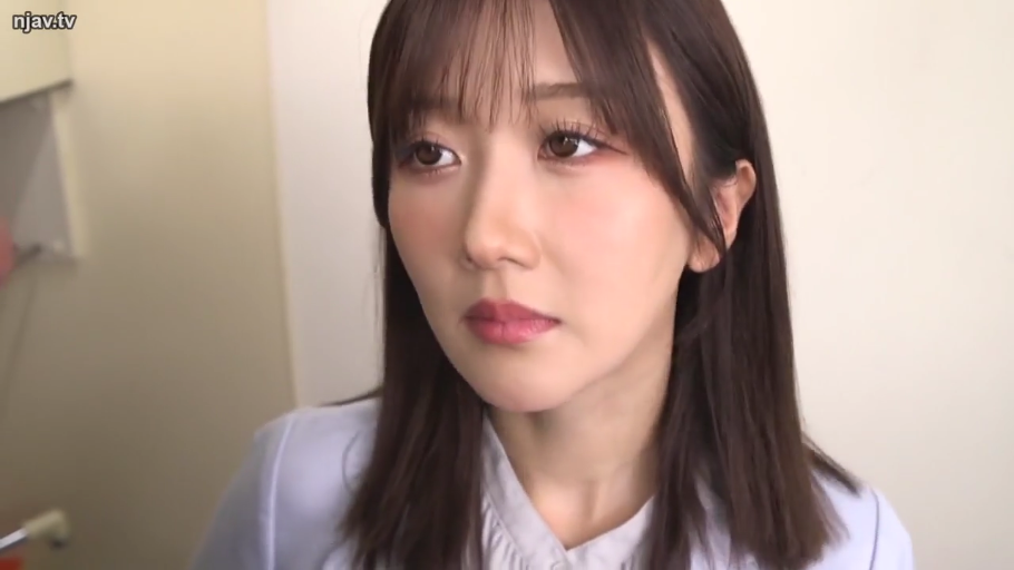 室内 · 忧郁 · 脸部特写 · 制服 · 凝视 · 长发 · 微侧身